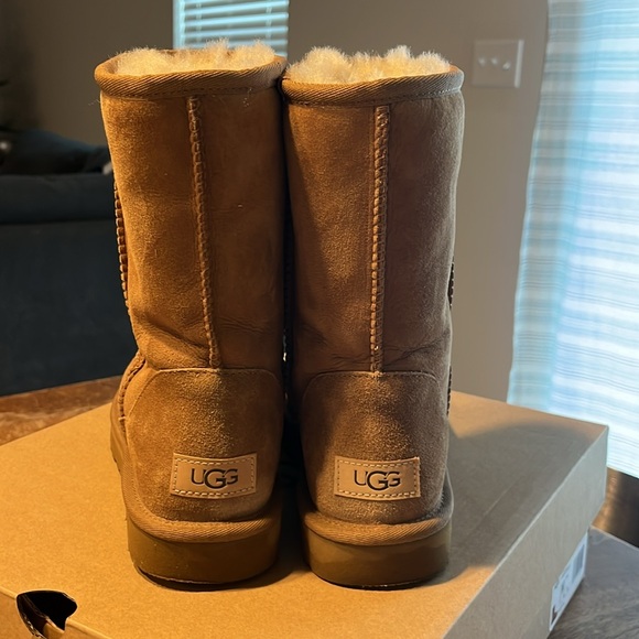 Ugh Classic Short II in Chestnut - Picture 2 of 9